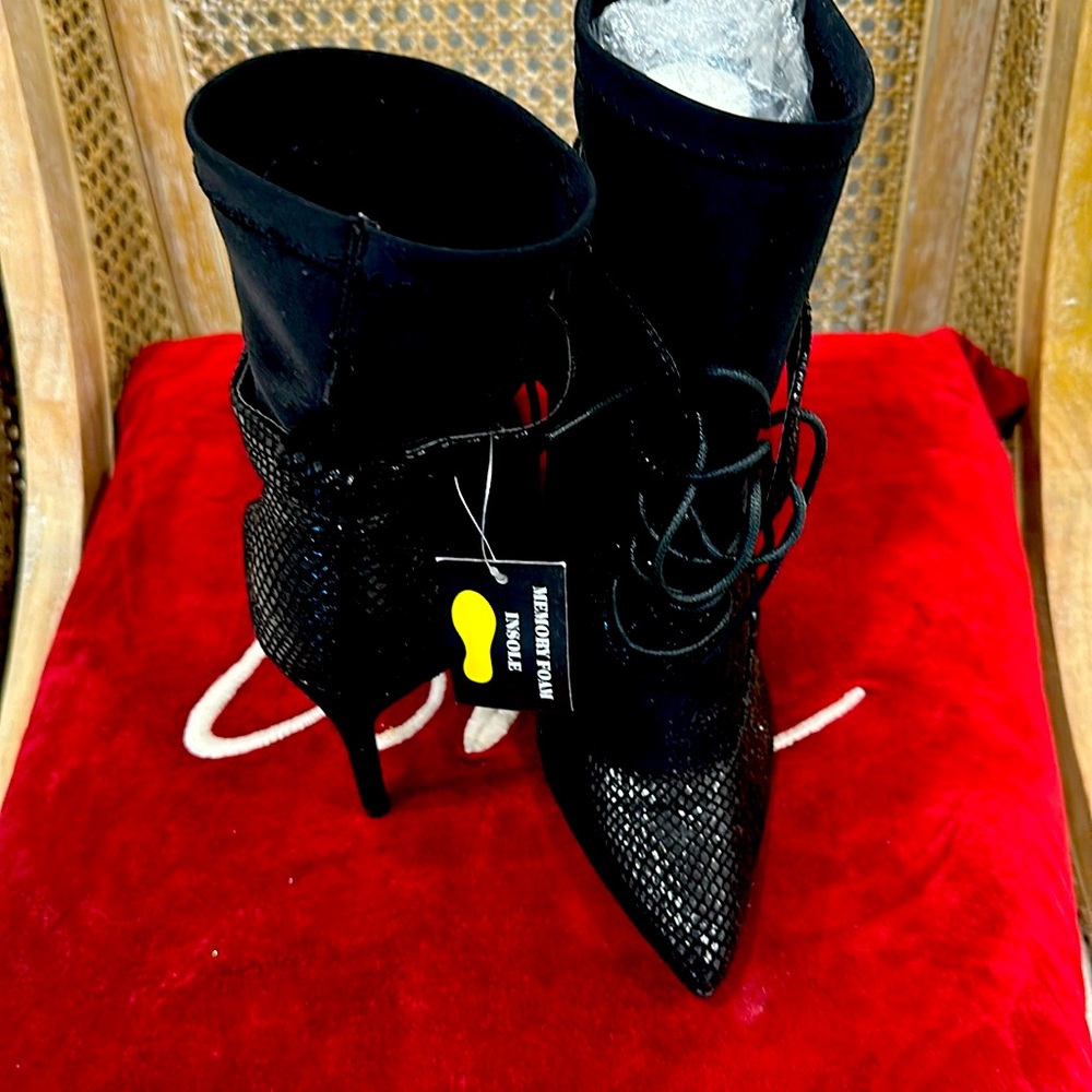 Fashion Nova black embossed texture pointed toe 4inch